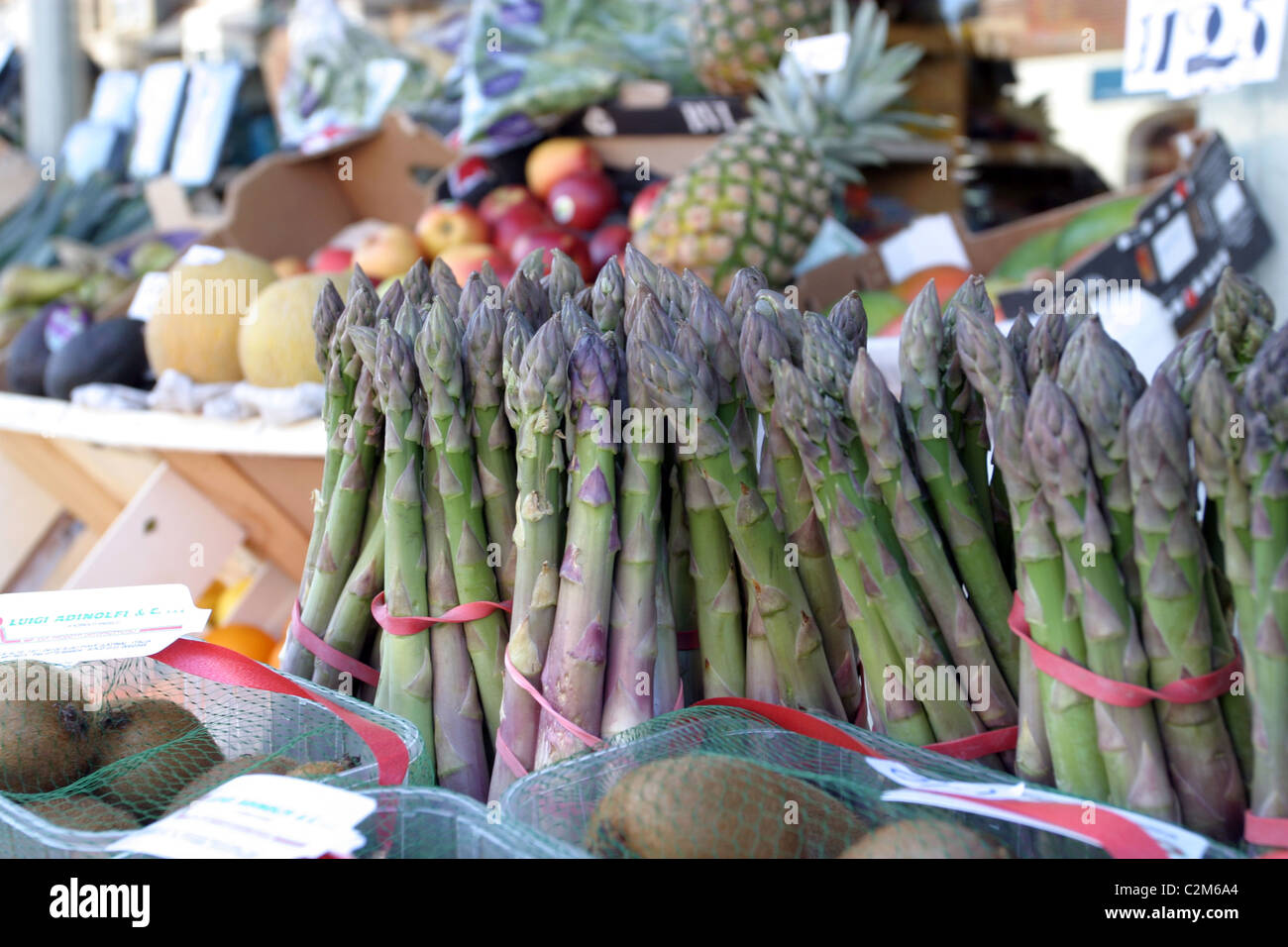 Frutta e verdura visualizzati al di fuori di un locale negozio ad angolo Foto Stock