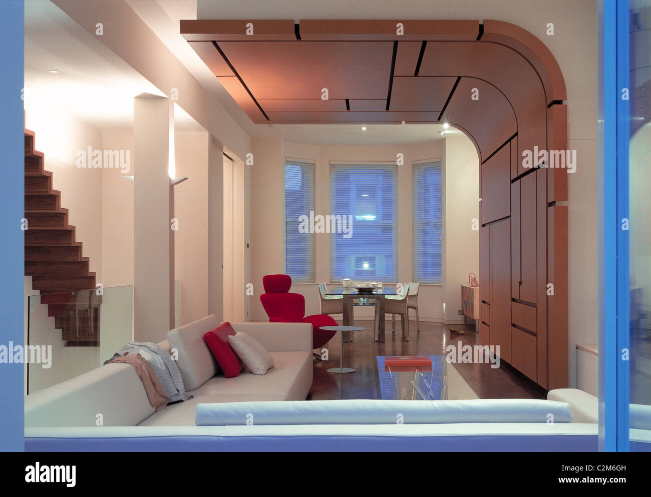 Luogo di cannone, Hampstead, 2005. Rimodellato interni residenziali. Formale stanza vivente con cuoio unità laterale. Foto Stock