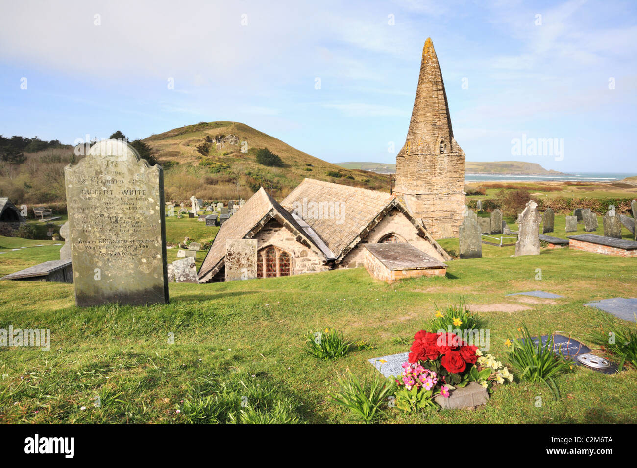 St Enodoc chiesa vicino a Polzeath in North Cornwall con punto più ripido della distanza Foto Stock
