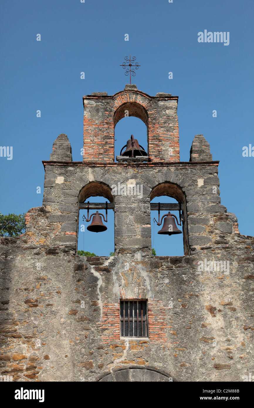 Le campane della chiesa a Mission Espada in San Antonio, Texas, Stati Uniti Foto Stock
