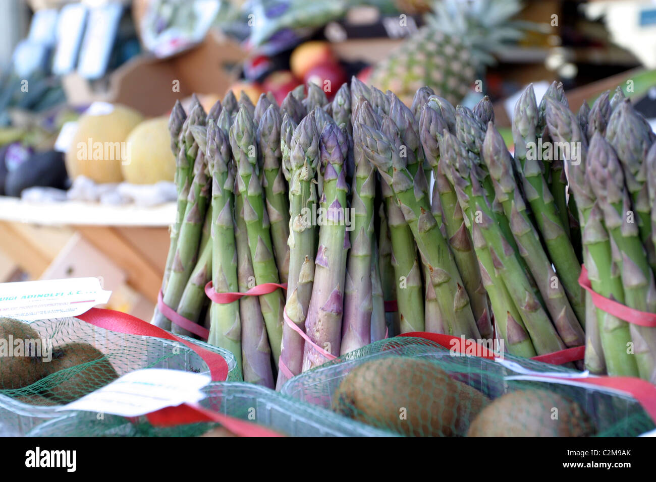Frutta e verdura visualizzati al di fuori di un locale negozio ad angolo Foto Stock
