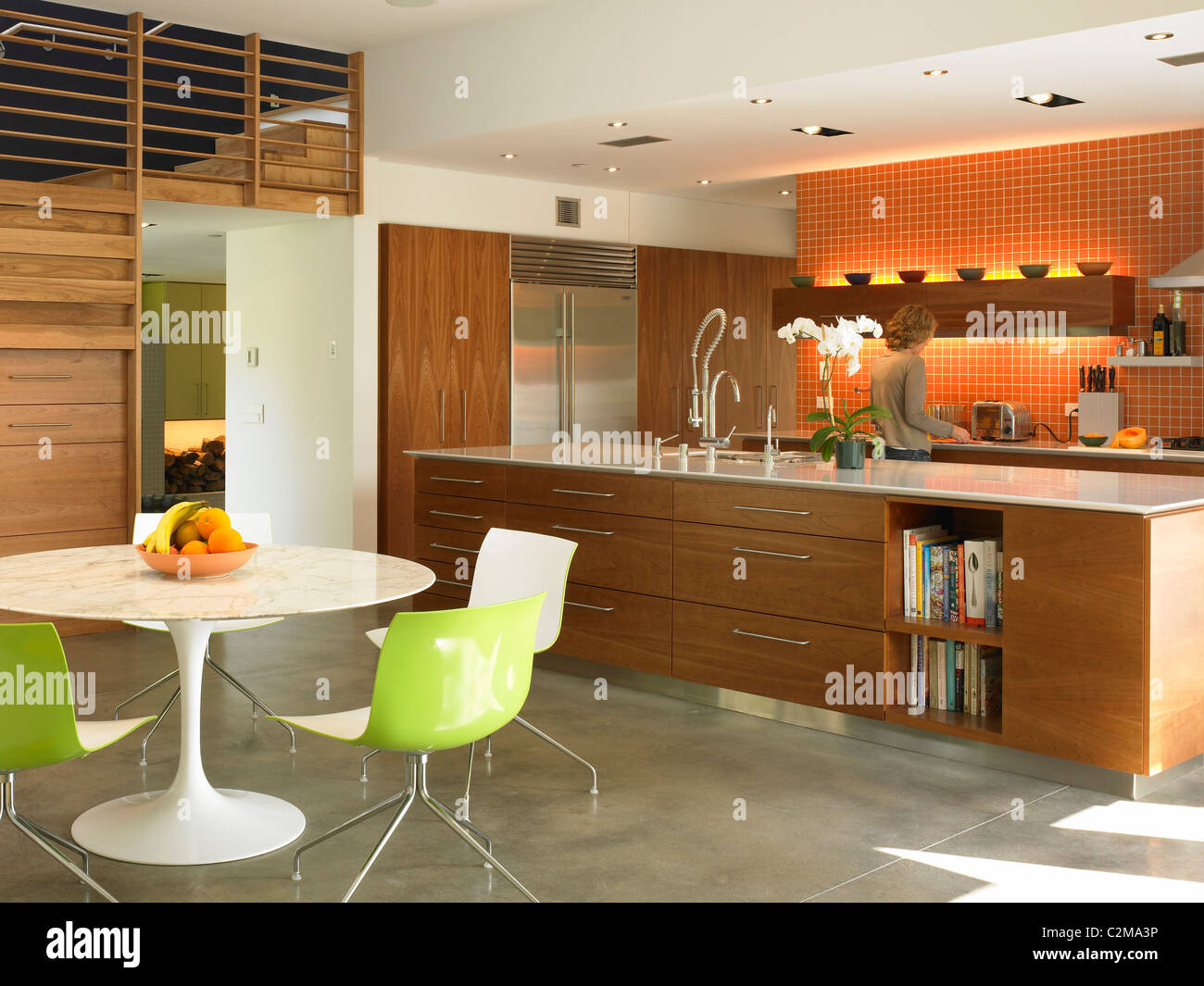 Kaplan Casa Wright, Los Angeles cucina con tavolo Saarinen e sostenibile del legno di ciliegio armadi Foto Stock