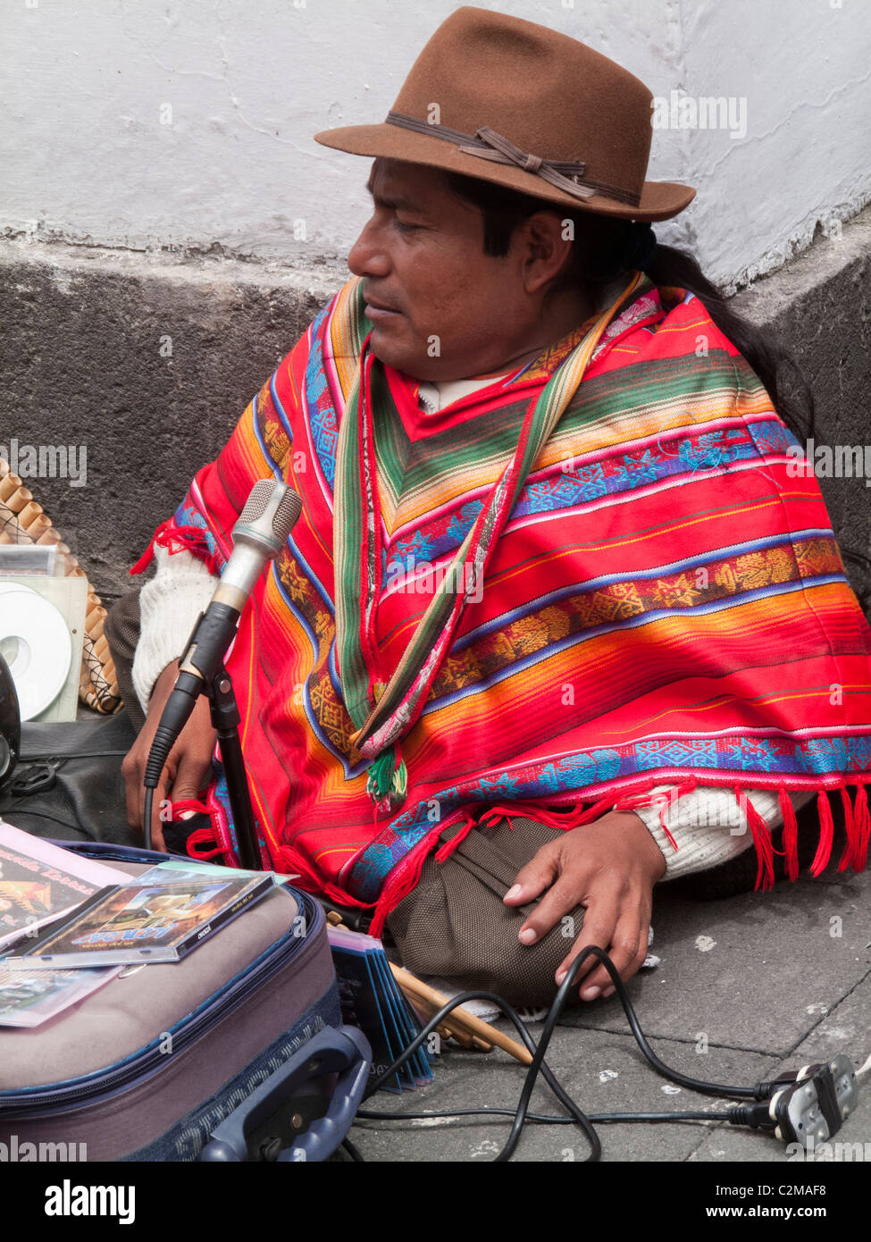 Legless street Karaoke interprete nel tradizionale abbigliamento indiano, Quito, Ecuador, Sud America Foto Stock