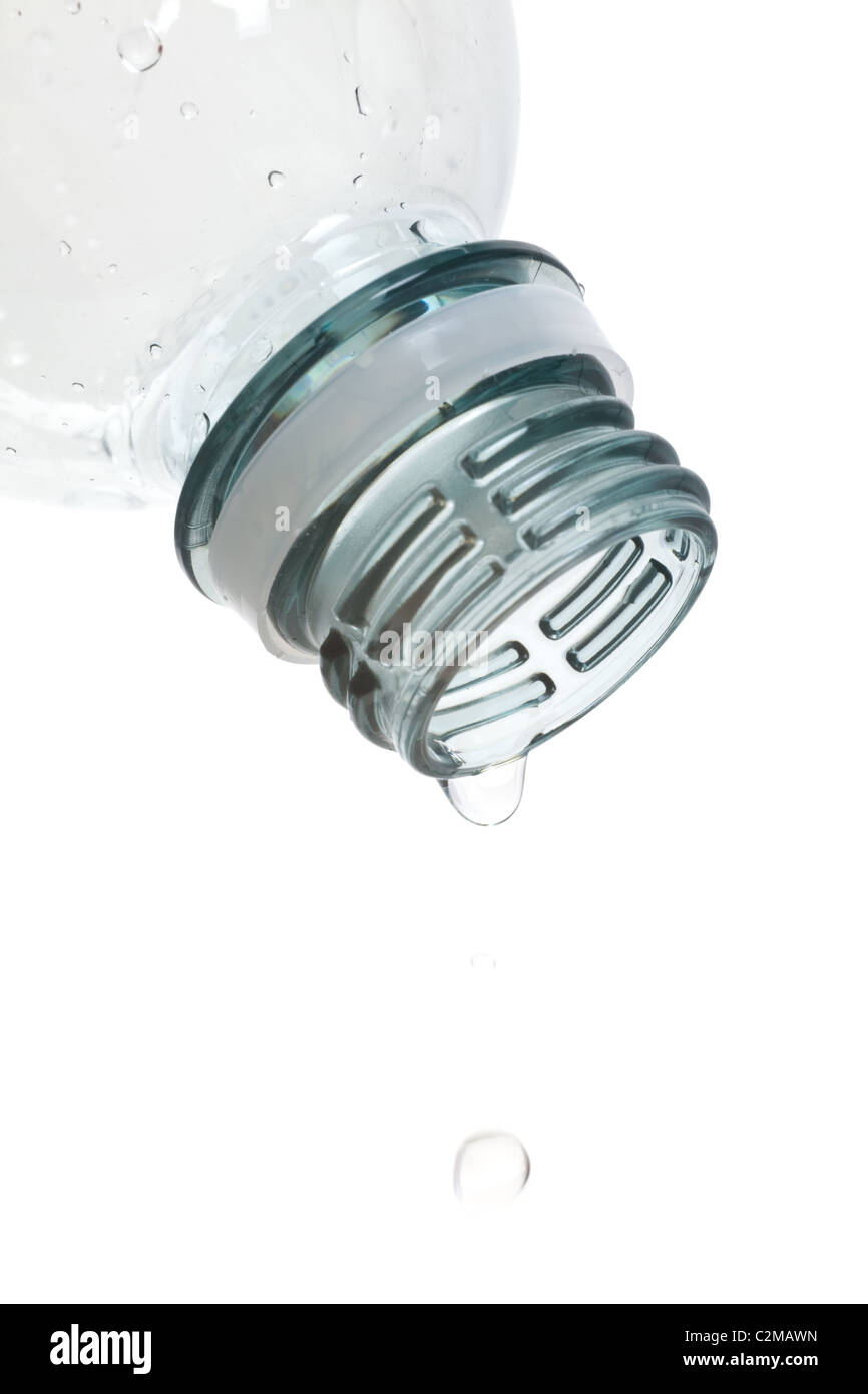 Acqua in bottiglia e discesa con sfondo bianco Foto Stock