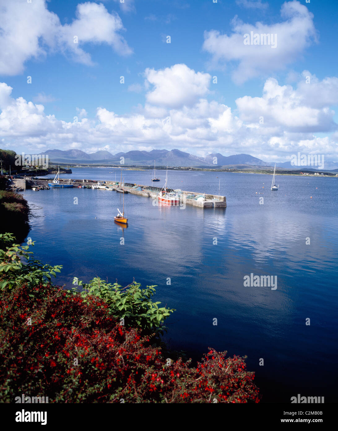 Porto di Roundstone con 12 bens; Connemara, co Galway, Irlanda Foto Stock