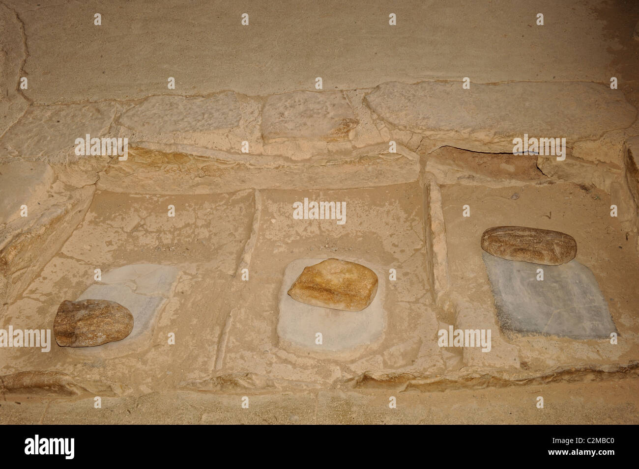 Trogoli di pietra utilizzati per macinare il grano in abete Tree House, cliff dimora nel Parco Nazionale di Mesa Verde Foto Stock