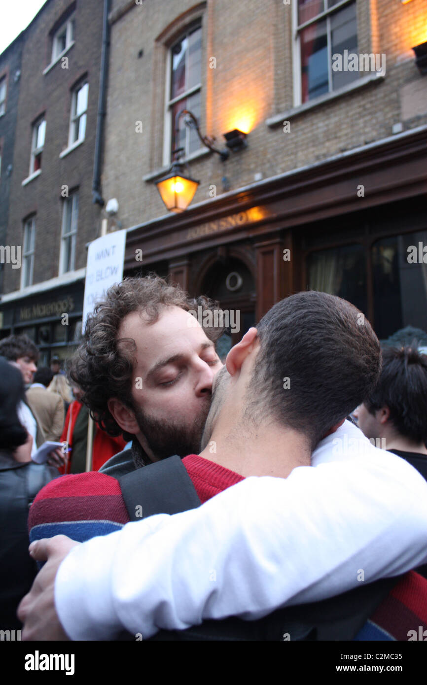 Bacio gay-in al di fuori di John Snow pub di Londra Soho. Foto Stock