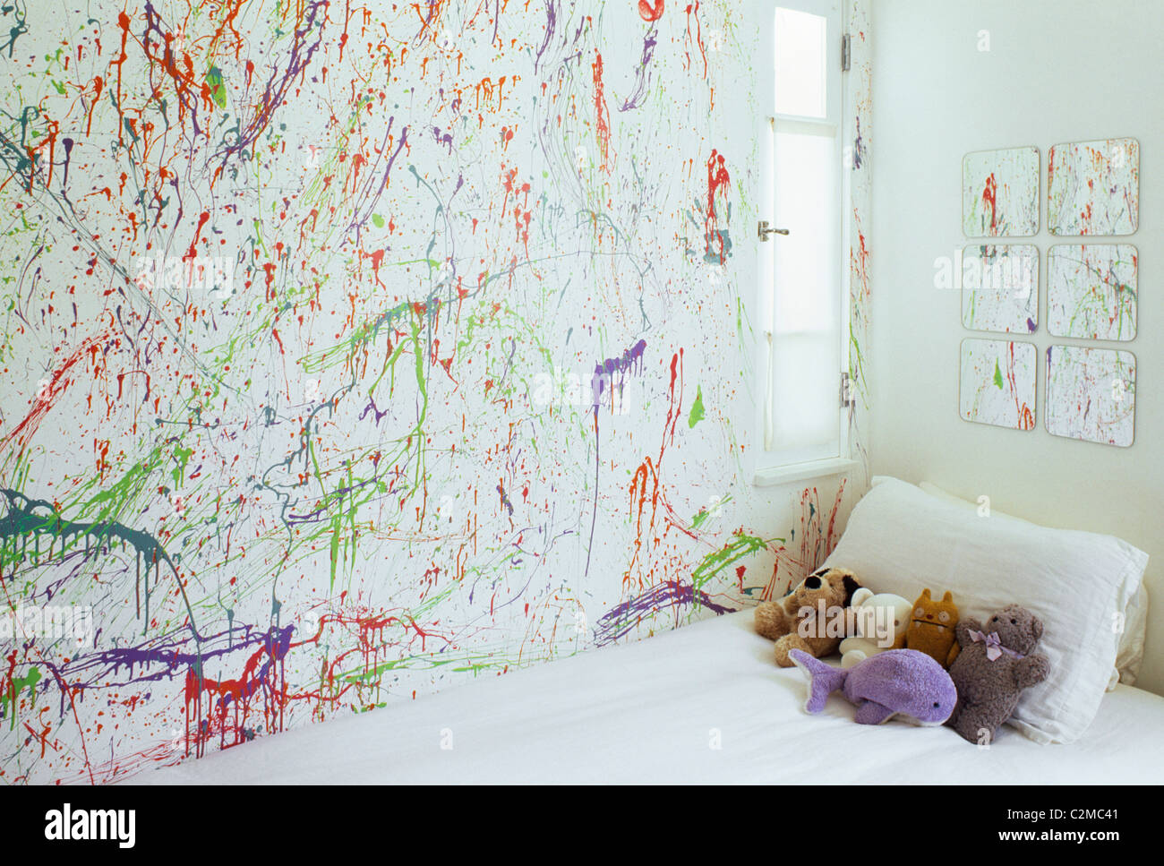 Camera bambino con murale colorato Foto Stock