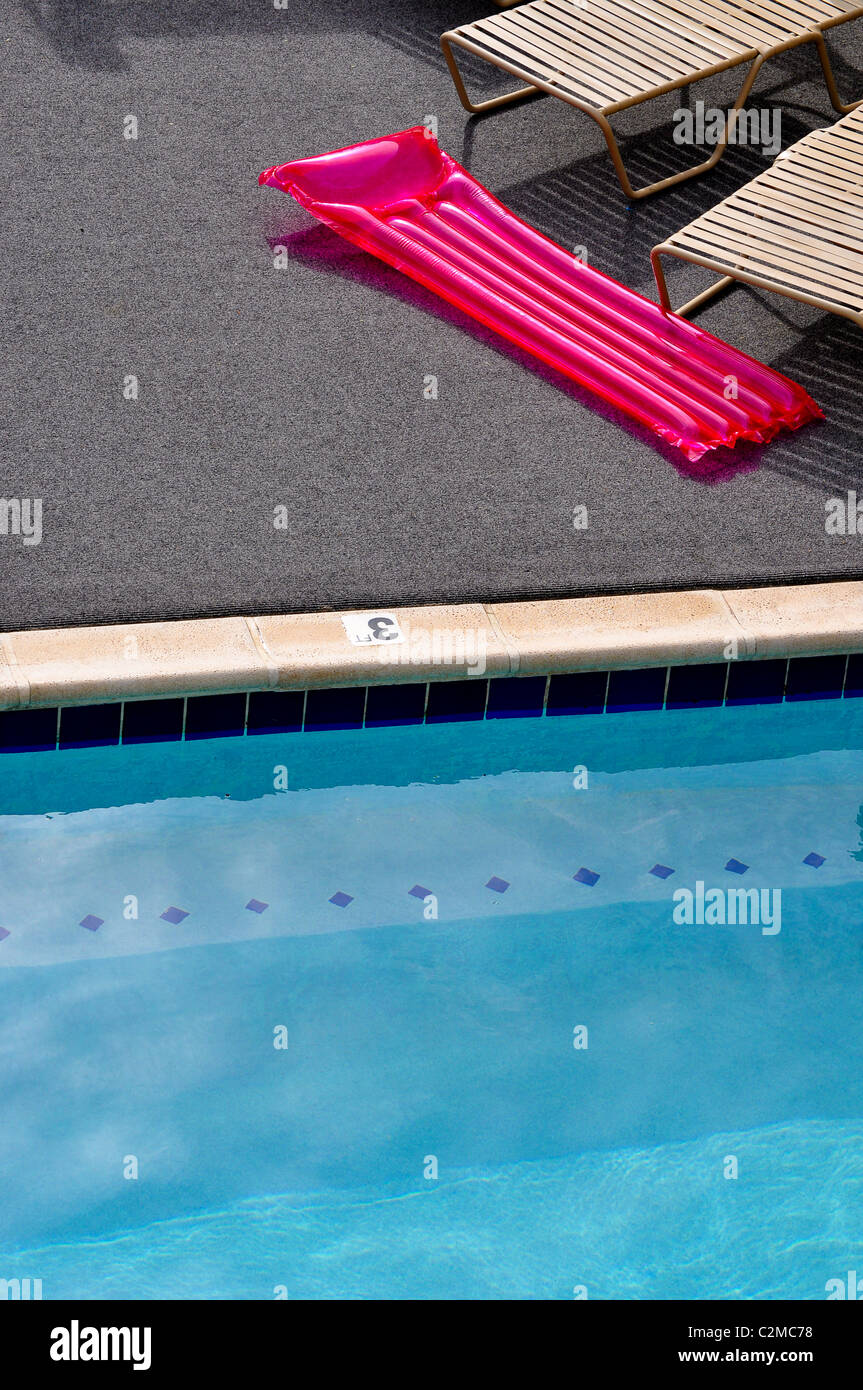 La piscina e la zattera gonfiabile Foto Stock