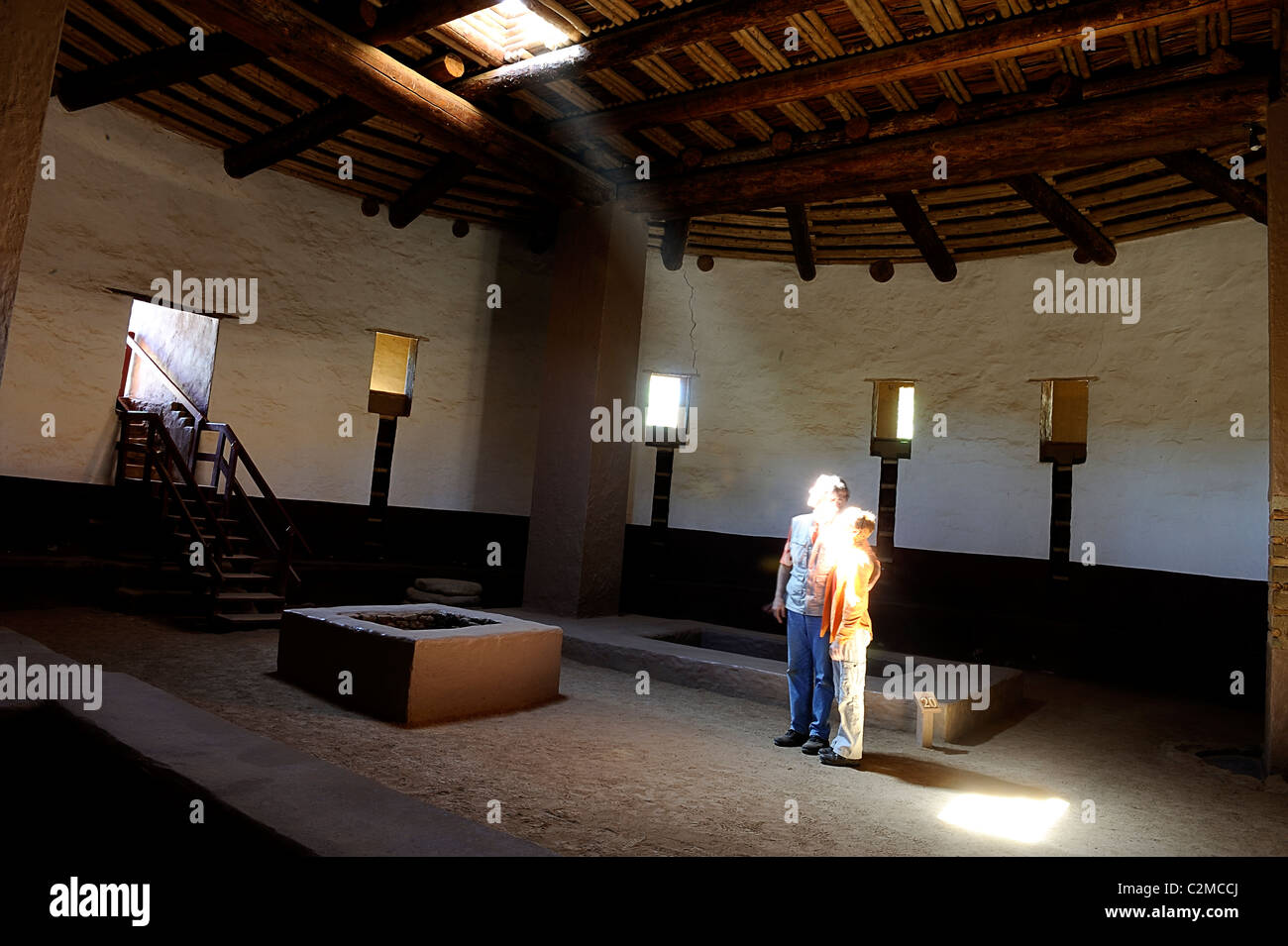 Fascio di luce all'interno della grande Kiva Aztec Ruins National Monument, dello Stato del New Mexico, NEGLI STATI UNITI Foto Stock