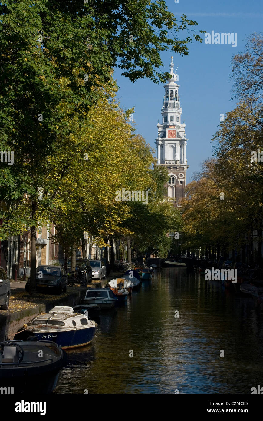 Vista sul canale con Zuiderkerk (la chiesa del sud), Amsterdam. Foto Stock