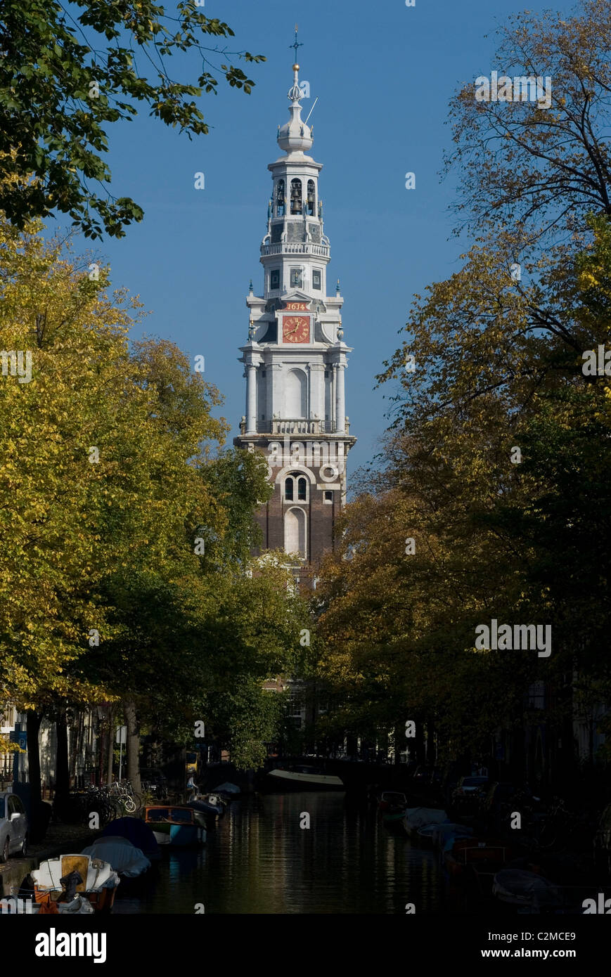 Vista sul canale con Zuiderkerk (la chiesa del sud) nella distanza, Amsterdam. Foto Stock