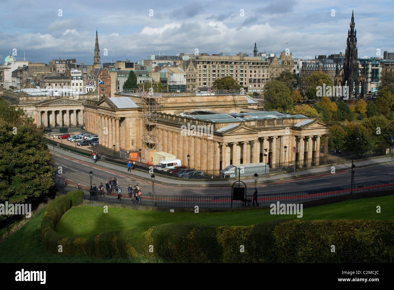 La National Gallery of Scotland visto dal Royal Mile di Edinburgo. Foto Stock