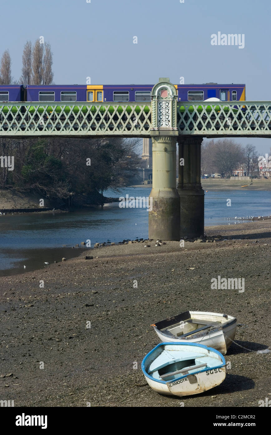 Treno oltre il ponte sul Tamigi, Strand sul Green, Londra Foto Stock