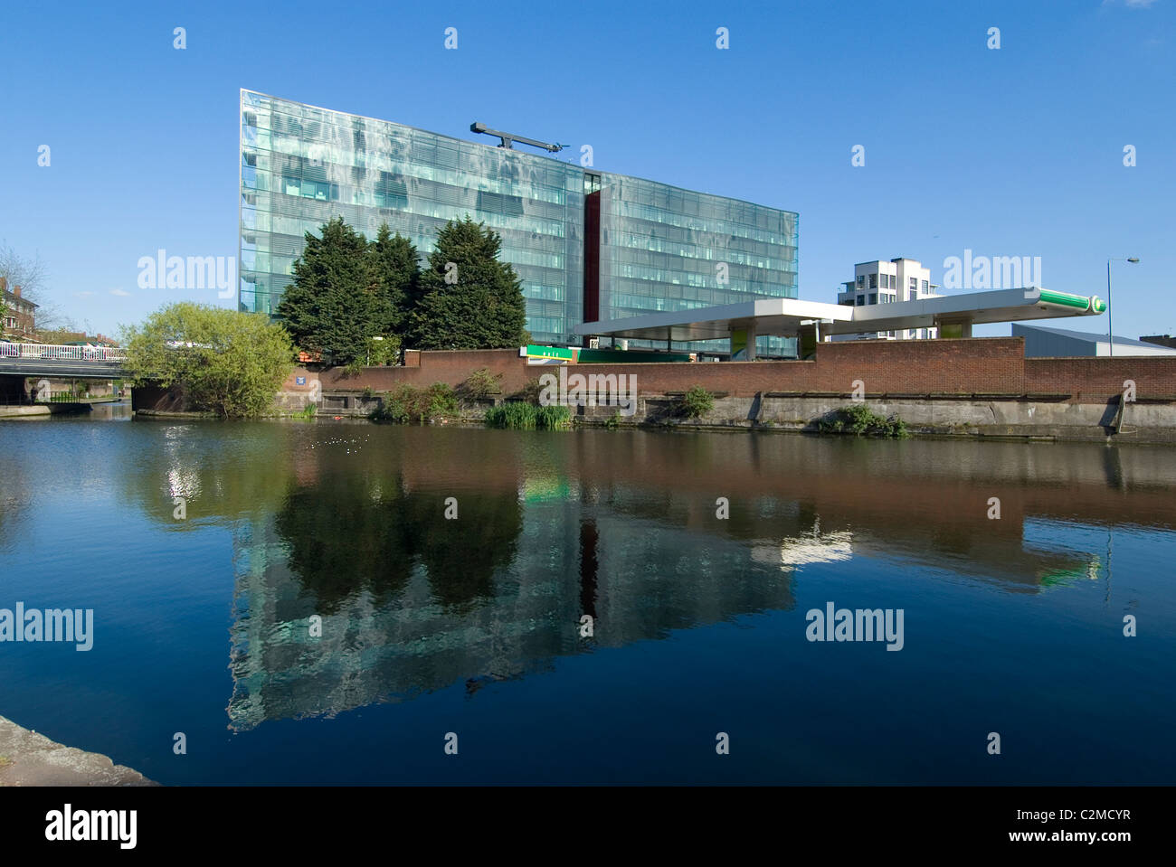 King's Place art center e gli uffici da Regent's Canal, Londra. Foto Stock