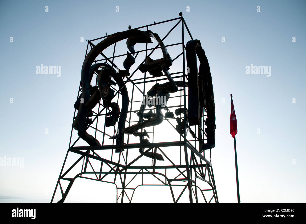 Un monumento all'ex leader turco Mustafa Kamal Attaturk, presso la cittadella nella città sudorientale di Van, nella regione orientale dell'Anatolia in Turchia. Foto Stock