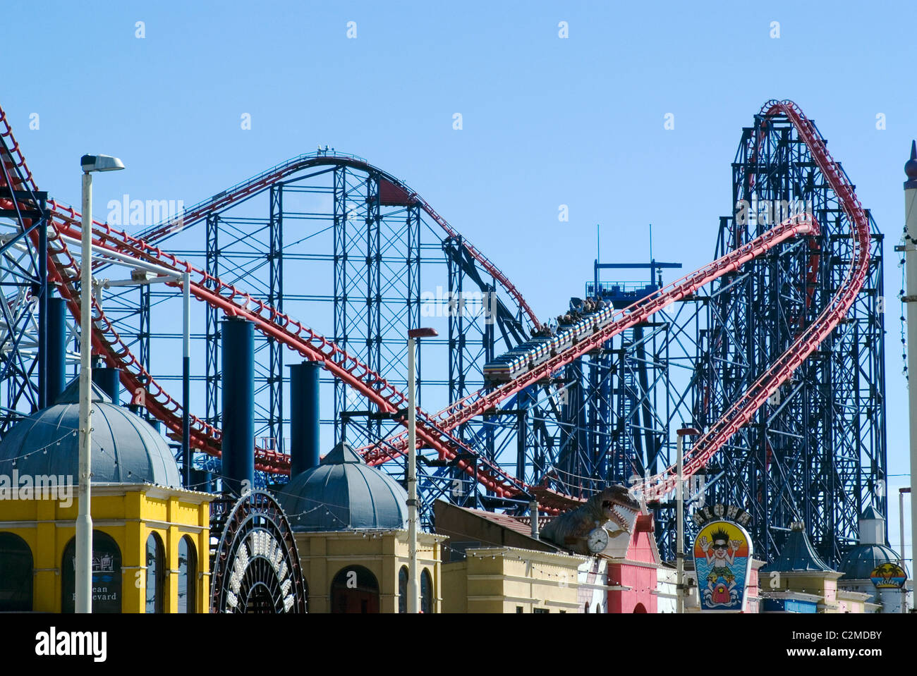 La Big One, il 235ft roller coaster (più grande d'Europa) a Pleasure Beach di Blackpool, Inghilterra. Foto Stock