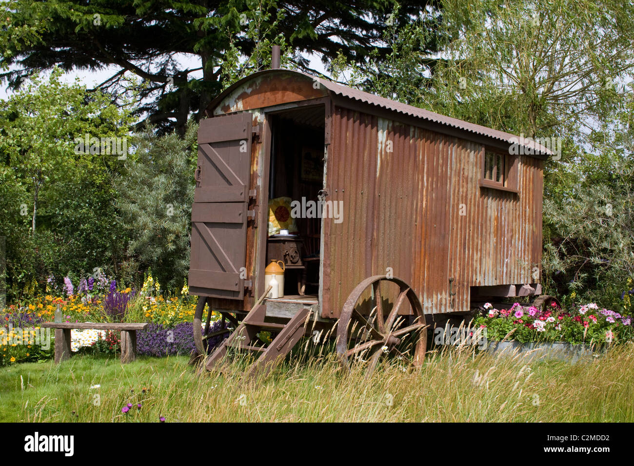 'Pascoli Bye' giardino, 2009 Hampton Court Palace Flower Show, Inghilterra. Progettista: Southend-on-Sea Borough parchi del Consiglio Foto Stock
