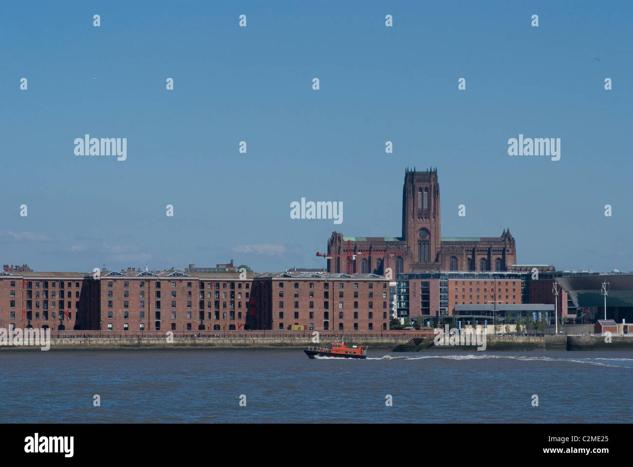 Vista dello Skyline del rinnovato Albert Docks con la cattedrale di Liverpool in background, Liverpool, Merseyside England Foto Stock