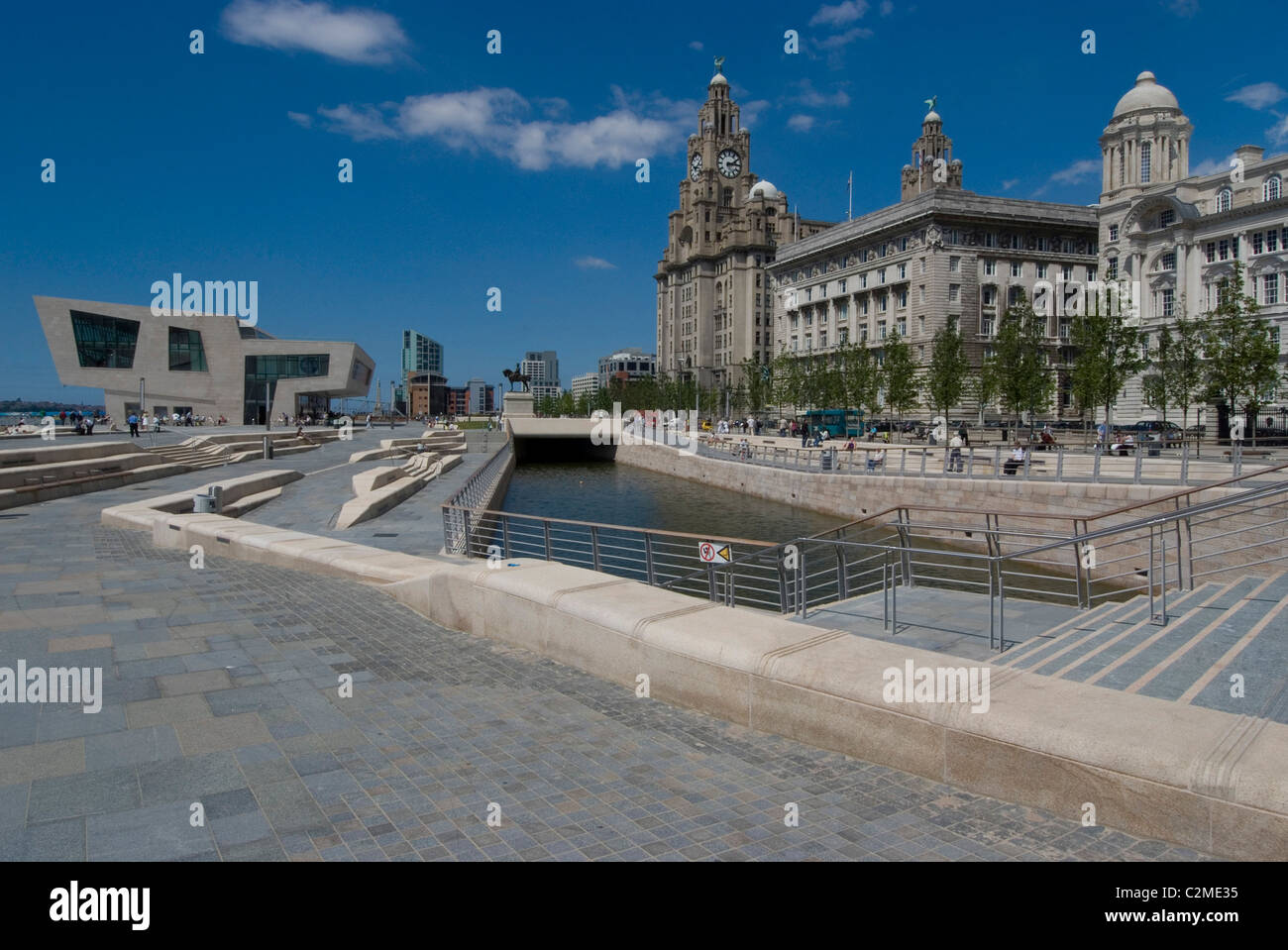 Il nuovo Museo di Liverpool e Leeds Liverpool Canal link nella parte anteriore delle Tre Grazie (fegato, Cunard e il porto di Liverpool Foto Stock