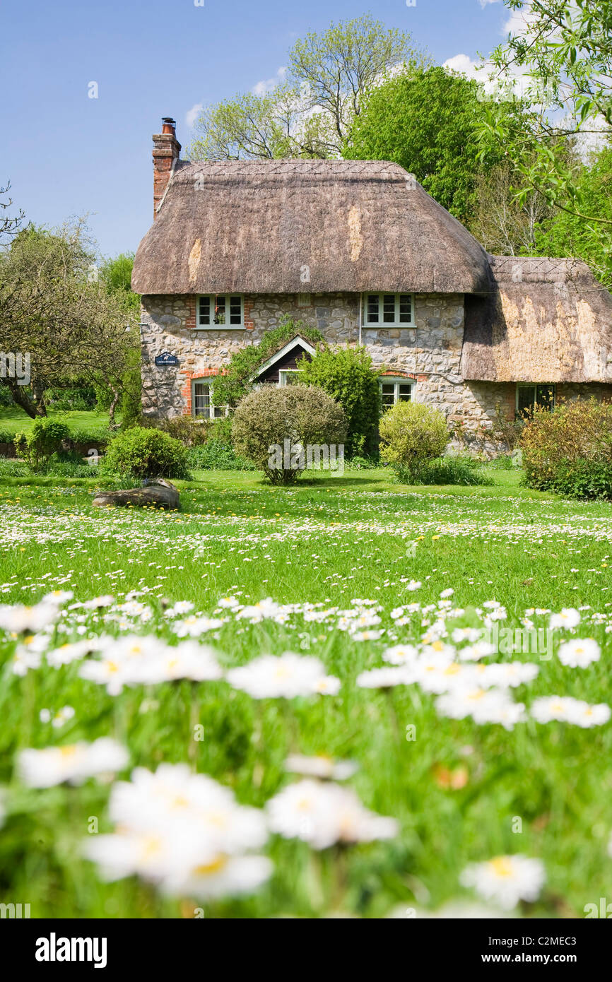 Vecchio cottage con tetto in paglia in Lockeridge, Wiltshire, Inghilterra Foto Stock