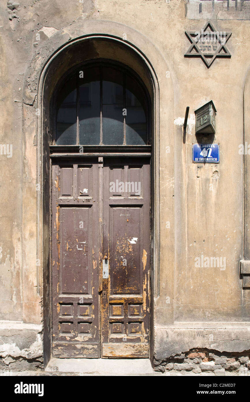 Una vecchia casa degli ebrei che mostra la stella ebraica di Davide di Kazimierz, Cracovia, in Polonia, in Europa orientale Foto Stock