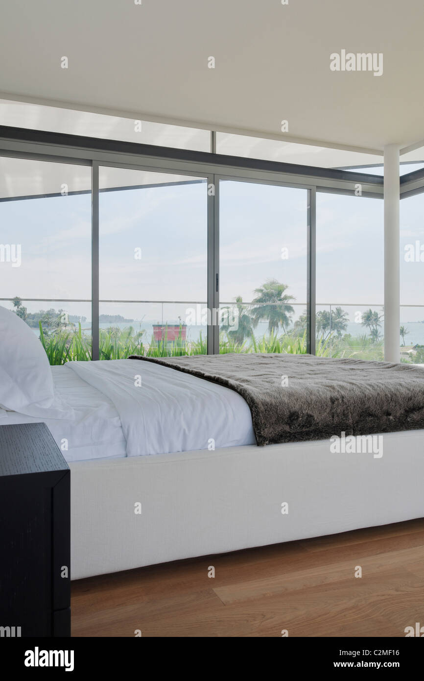 Camera da letto moderno con viste da finestre di immagini Foto Stock