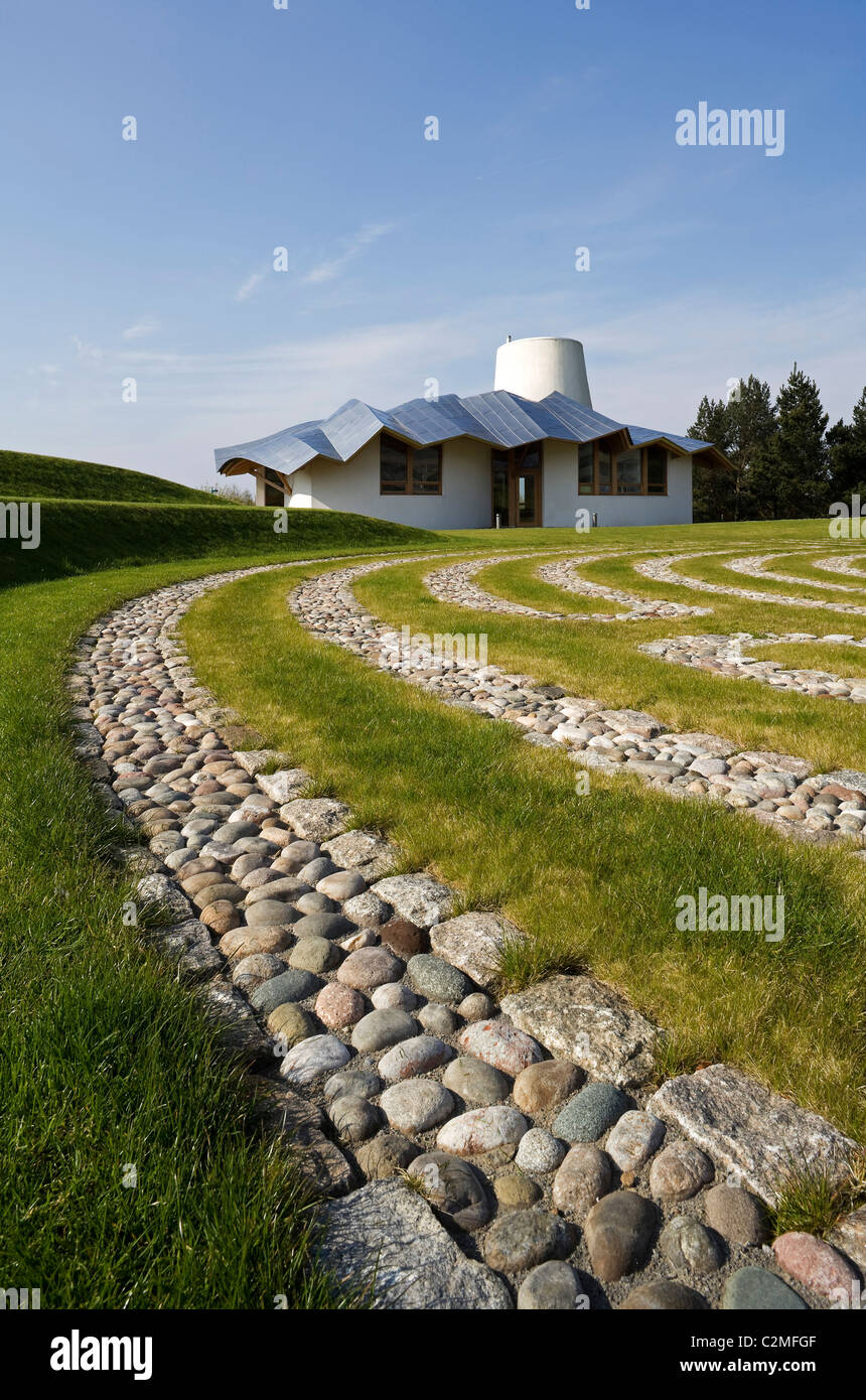 Il nuovo giardino di Maggie's Centre Dundee. Landscape Design by Arabella Lennox-Boyd. Scultura di Antony Gormley. Foto Stock