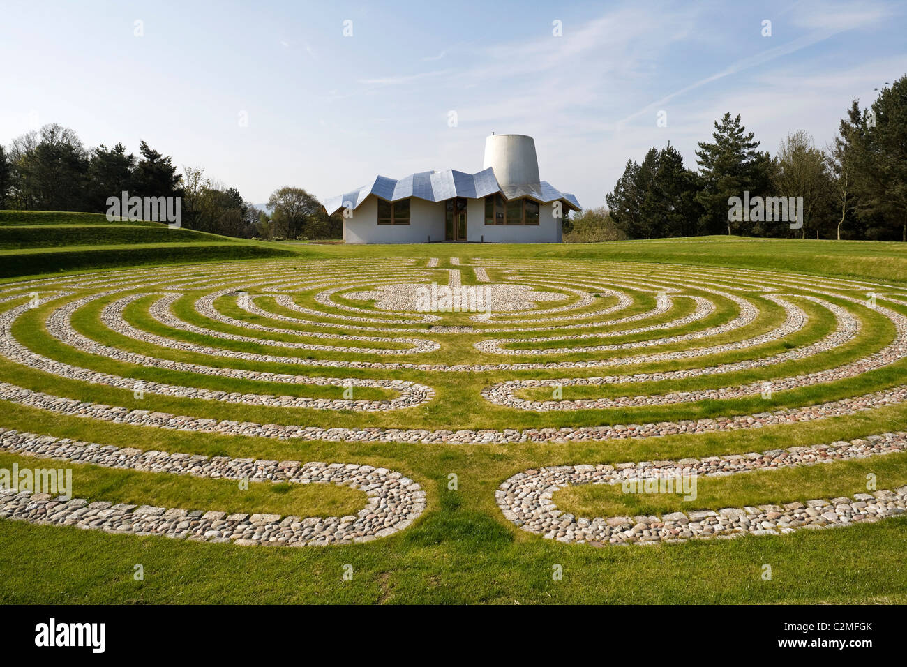 Il nuovo giardino di Maggie's Centre Dundee. Landscape Design by Arabella Lennox-Boyd. Scultura di Antony Gormley. Foto Stock