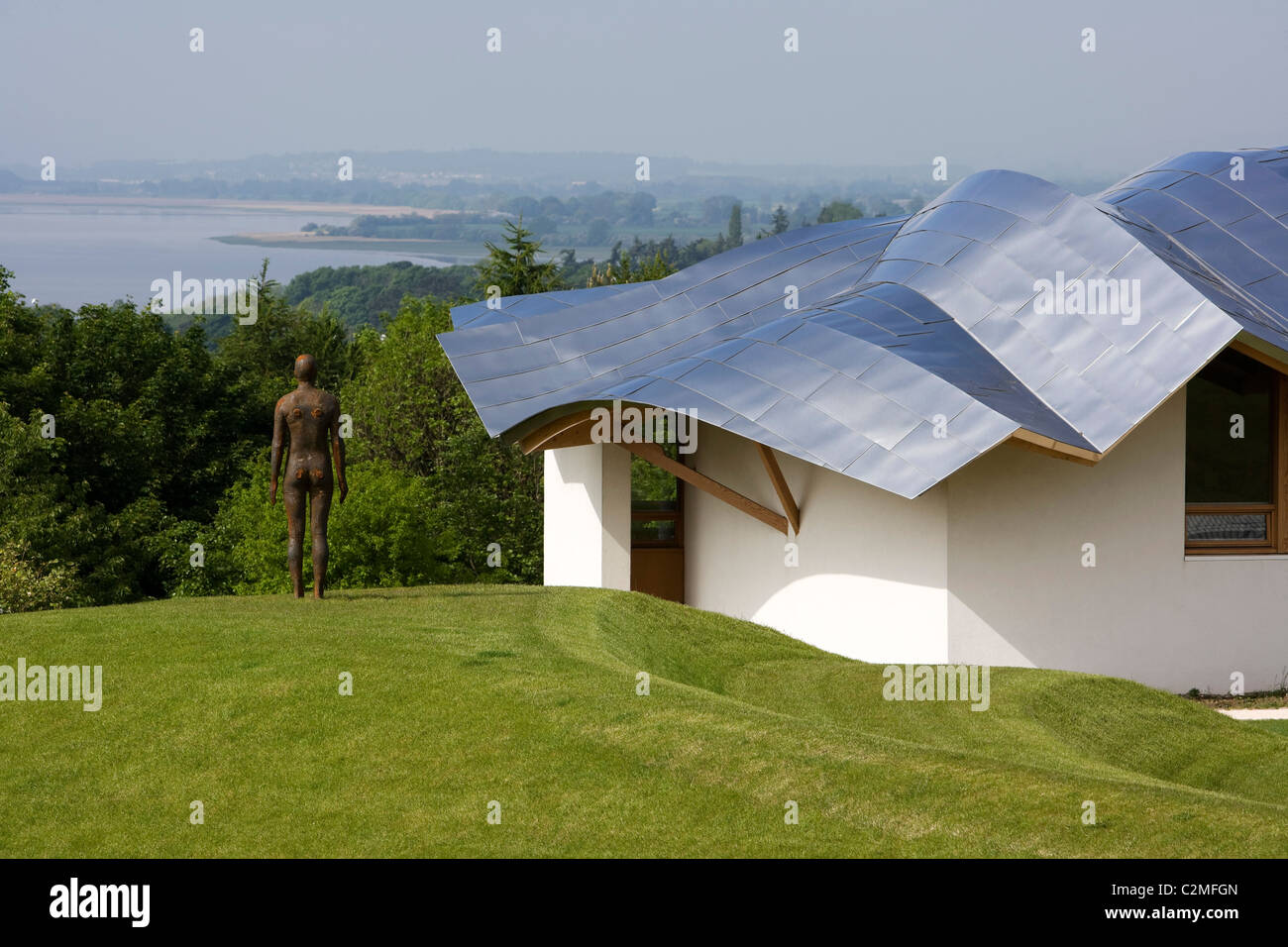 Il nuovo giardino di Maggie's Centre Dundee. Landscape Design by Arabella Lennox-Boyd. Scultura di Antony Gormley. Foto Stock