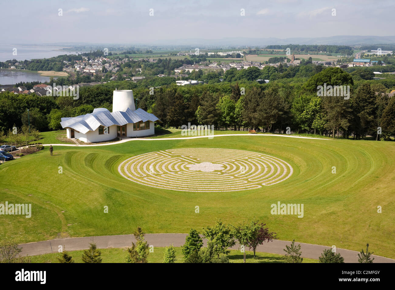Il nuovo giardino di Maggie's Centre Dundee. Landscape Design by Arabella Lennox-Boyd. Scultura di Antony Gormley. Foto Stock