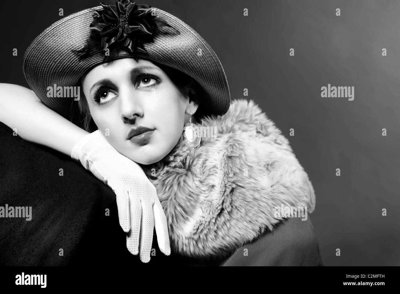 In stile retrò moda ritratto di una giovane donna in hat. Abbigliamento e make-up nel vintage 1920s style Foto Stock