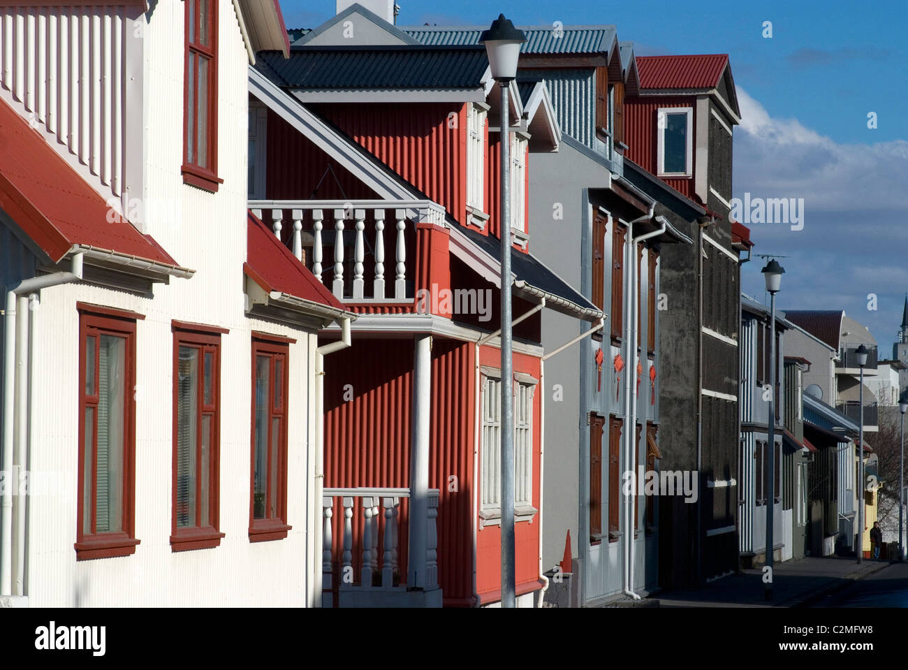 Scatola colorata estate in ferro corrugato, 101, centro di Reykjavik, Islanda Foto Stock