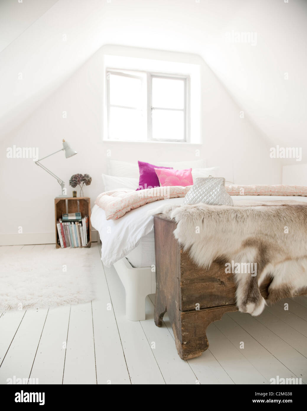 Orchard Cottage shabby chic bianco camera mansardata con cuscini di colore rosa Foto Stock