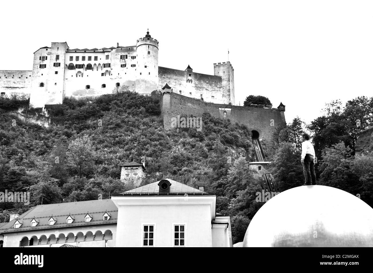 Vista di Festung castello Hohensalzburg da Kapitelplatz a Salisburgo, Austria Foto Stock