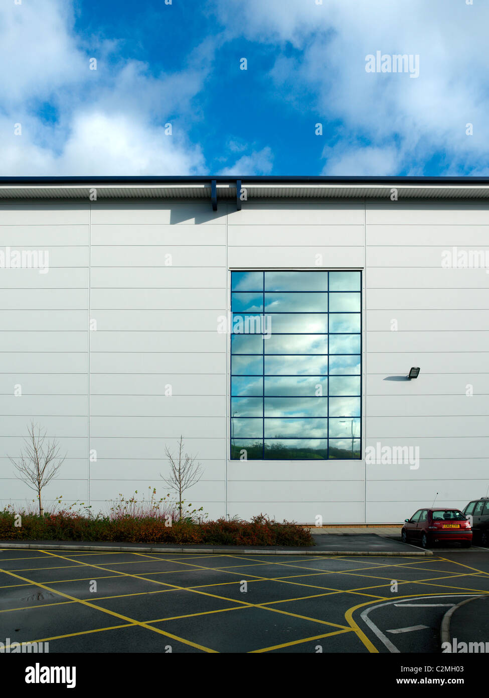 Magazzino e area parcheggio. Scatola gialla marcature. Foto Stock