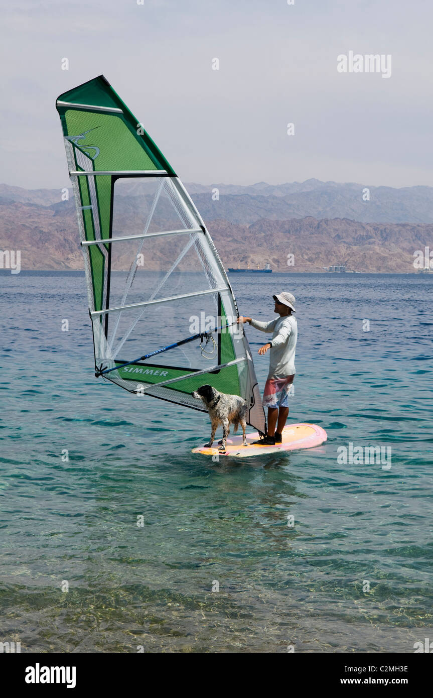 Kiteboarder e il suo amico bagnato in Mar Rosso in Eilat Israel Foto Stock