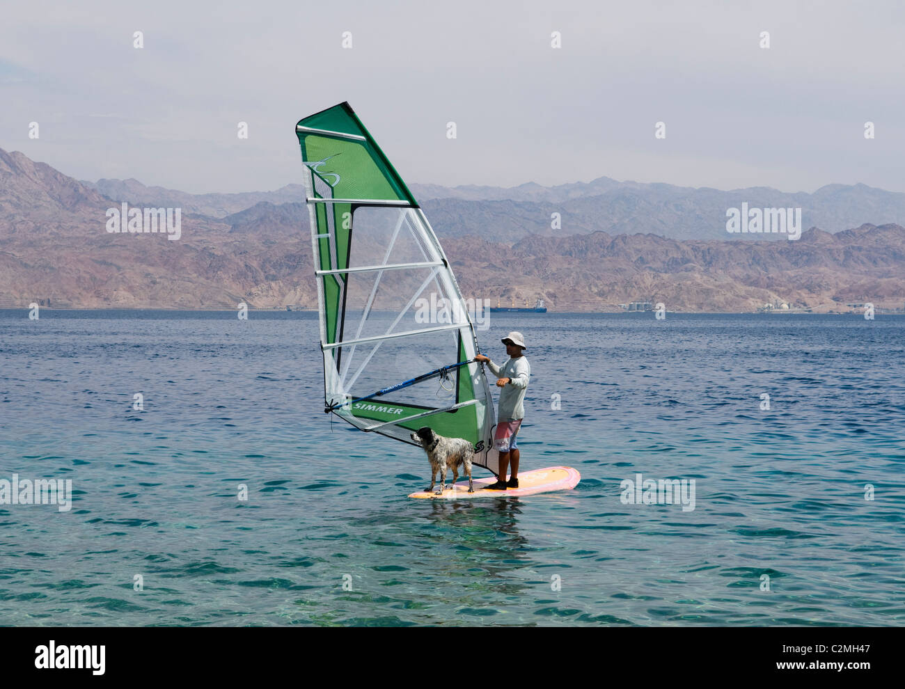 Kiteboarder e il suo amico bagnato in Mar Rosso in Eilat Israel Foto Stock
