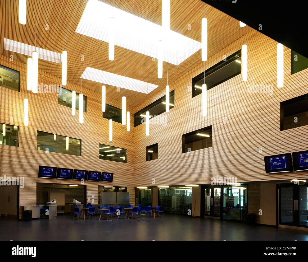 Surrey County Council Cristo del collegio e stagno Scuola di Prato, Guildford. Nuove esigenze speciali di scuola primaria e di scuola secondaria Foto Stock