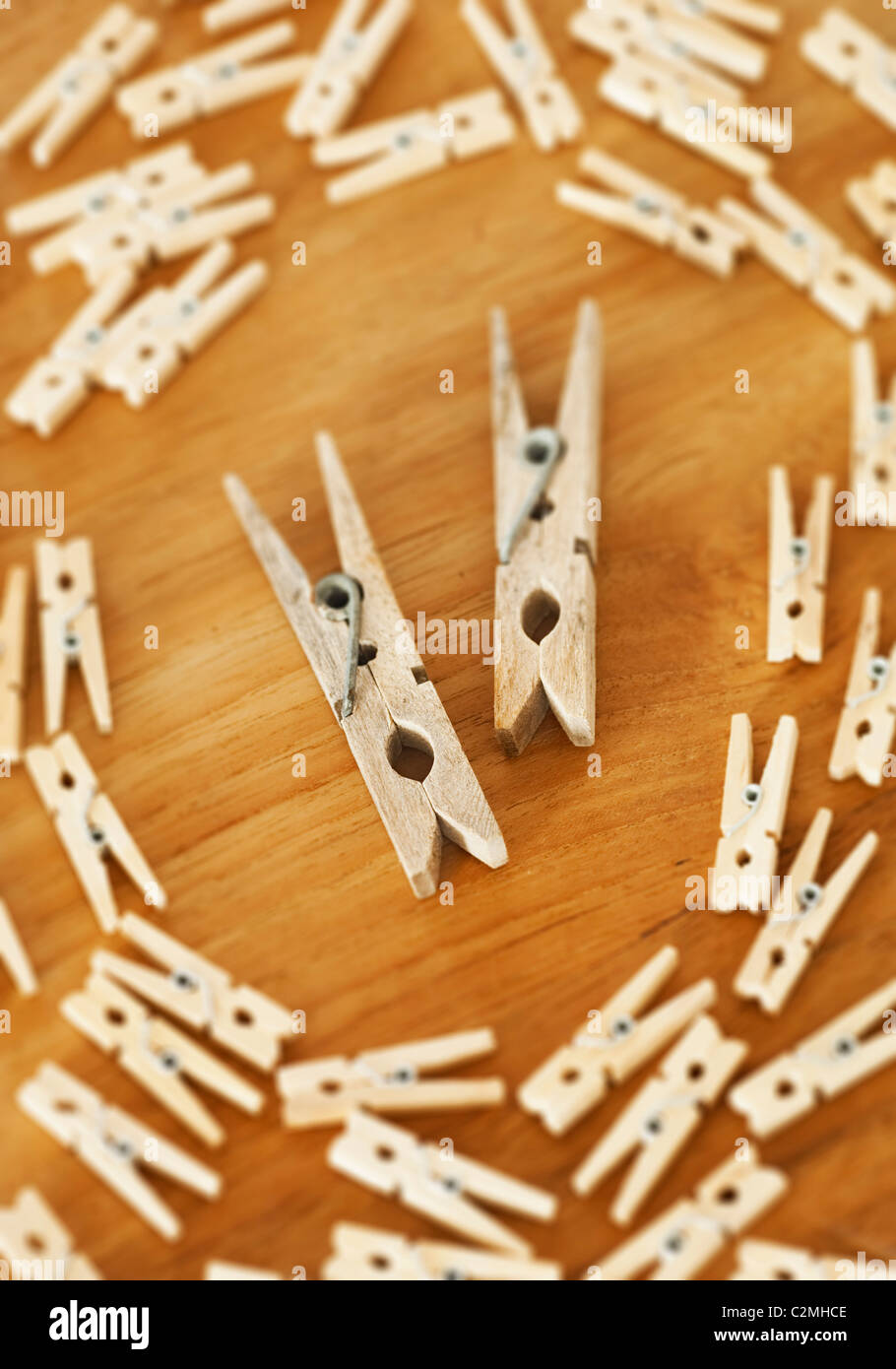 Due grandi Clothespins circondato da quelli più piccoli Foto Stock