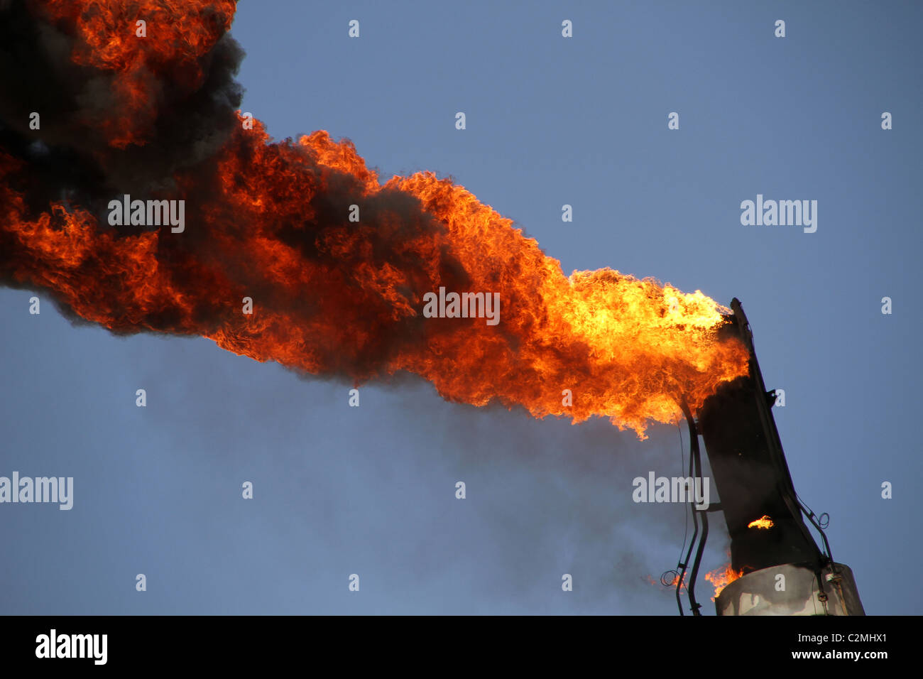 Enorme perdita di fiamme da un tubo di gas Foto Stock