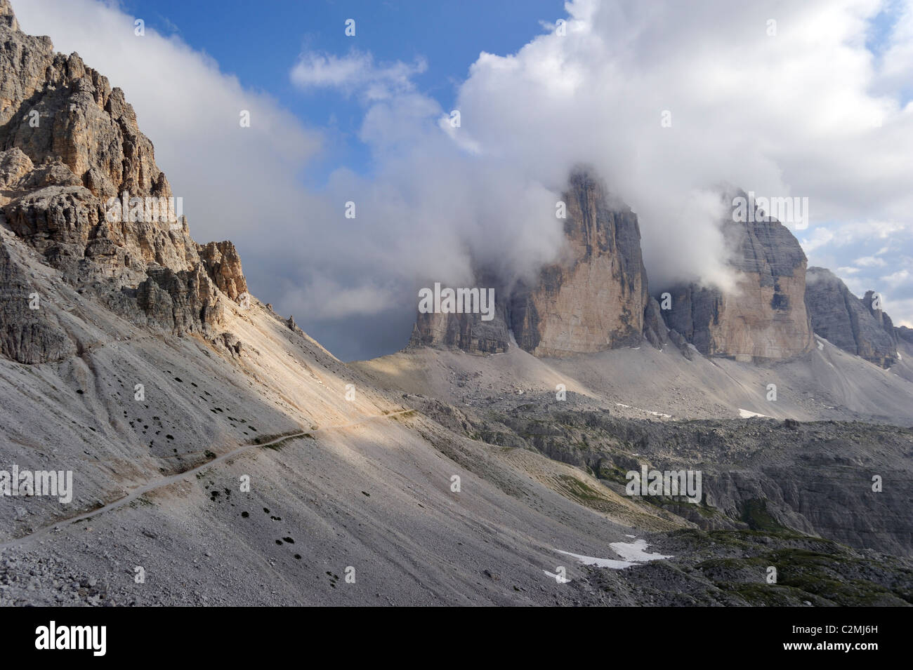 Il eroso vette delle Tre Cime di Lavaredo / Drei Zinnen, Dolomiti tra le nuvole, Italia Foto Stock