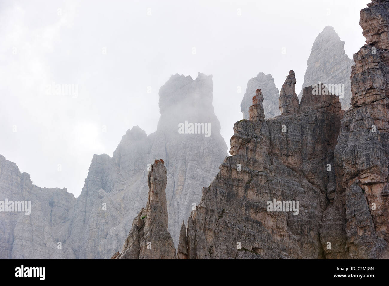 Montagna cresta nella nebbia nelle Dolomiti, Italia Foto Stock