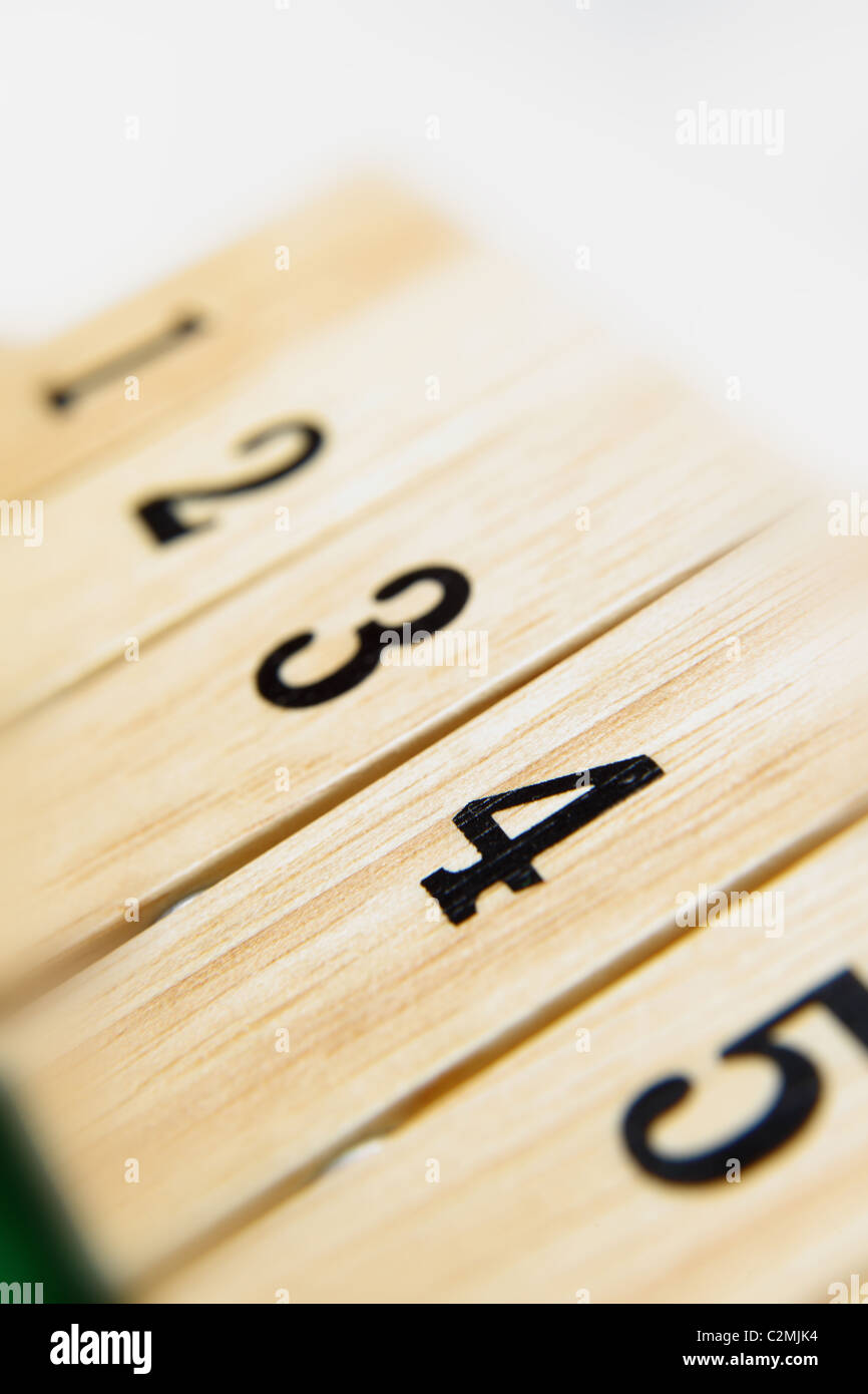 I numeri da 1 a 5 su una tavola di legno gioco Foto Stock