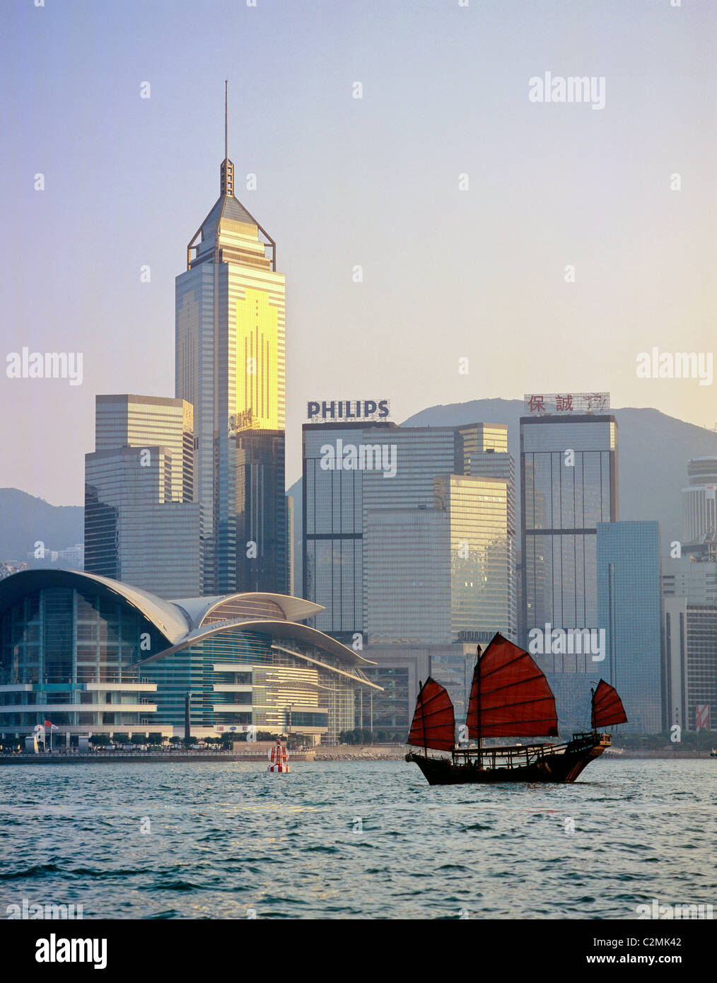 Hong Kong, giunca Cinese vela da Isola di Hong Kong skyline con Wanchai Torre. Foto Stock