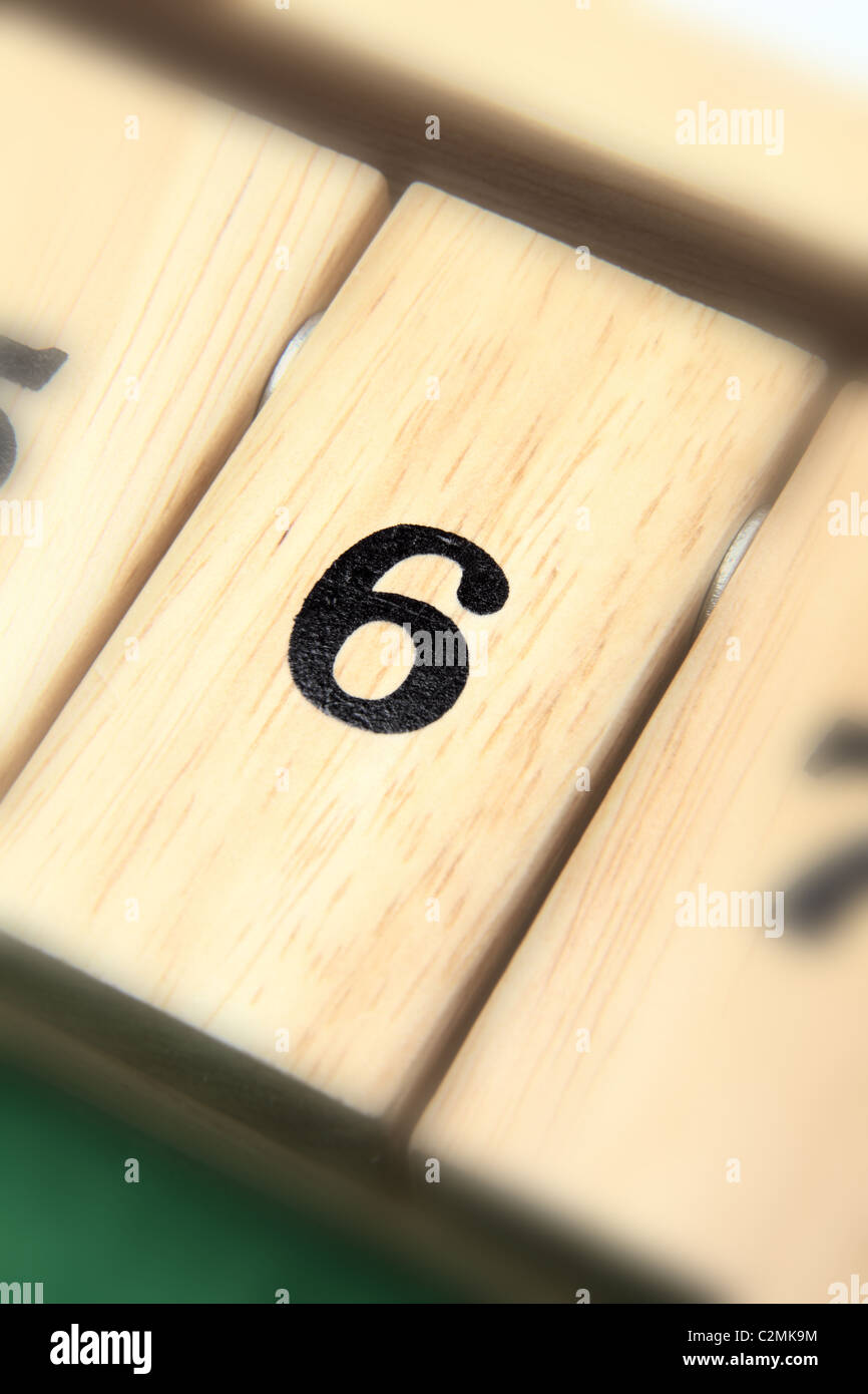 Il numero 6 su una tavola di legno gioco Foto Stock