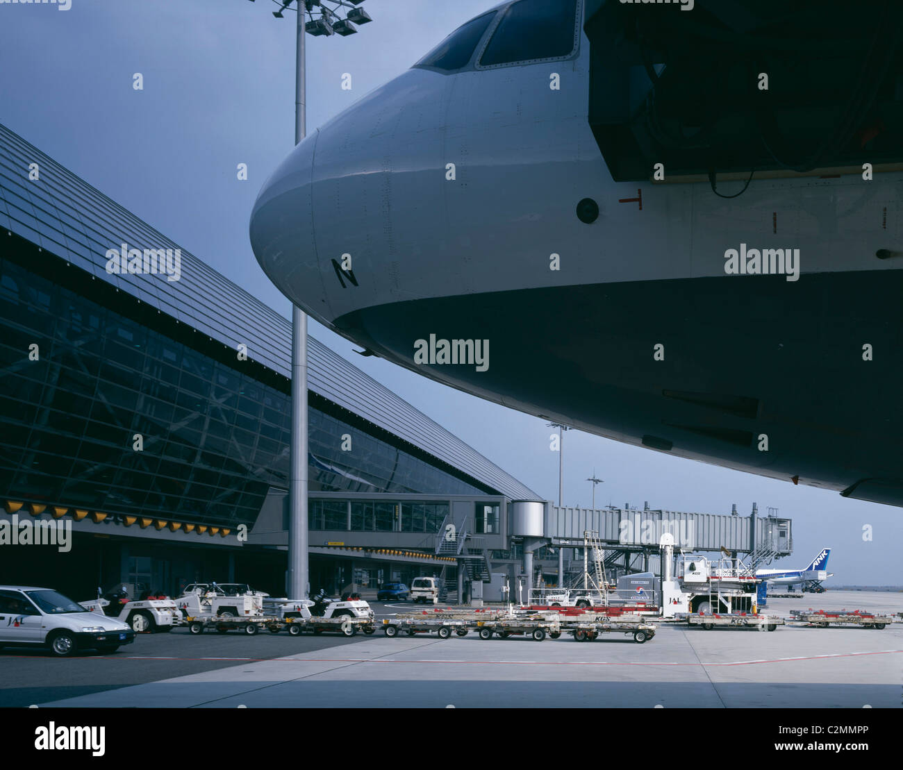 Aeroporto Kansai di Osaka. Esterno con aereo in primo piano. Foto Stock