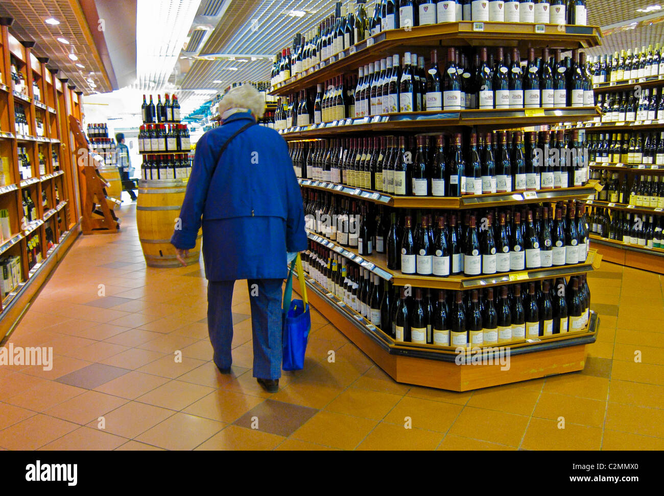 Parigi, Francia, Wide Angle View, Senior Woman shopping alone French Wine Section nel supermercato Monoprix, anziani, vista interna del supermercato, pensionati, anziani solitudine, alcol salute pubblica Foto Stock