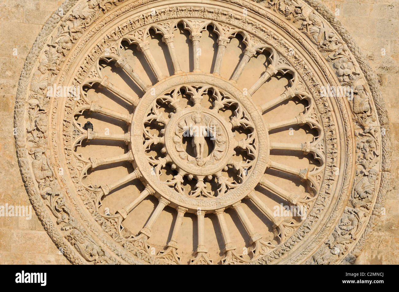 Ostuni. La Puglia. L'Italia. Dettagli architettonici del XV C Duomo / Cattedrale. Foto Stock