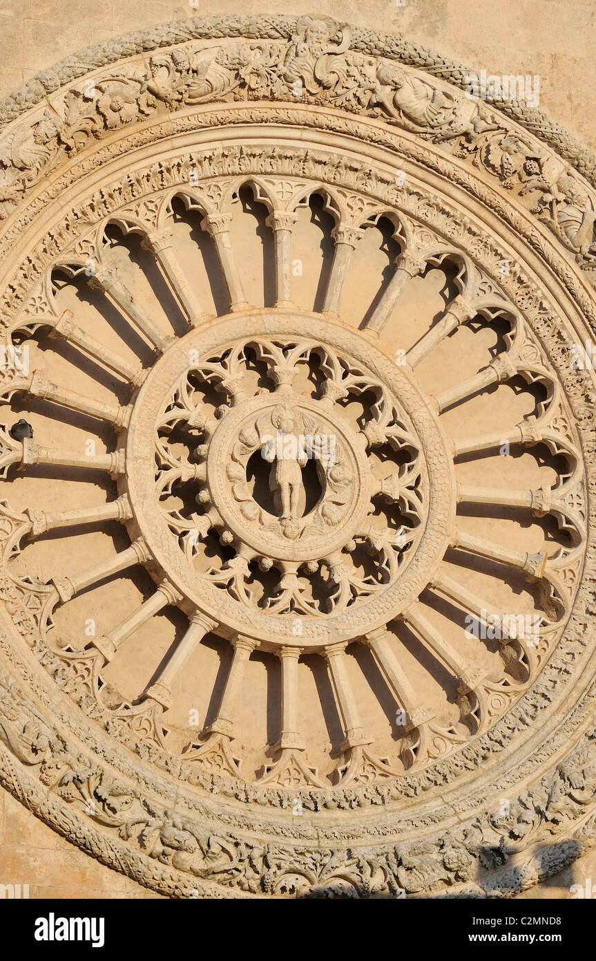 Ostuni. La Puglia. L'Italia. Dettagli architettonici del XV C Duomo / Cattedrale. Foto Stock